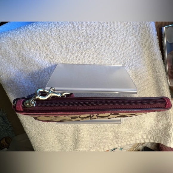 EUC Coach Women’s Wristlet - Picture 8 of 12